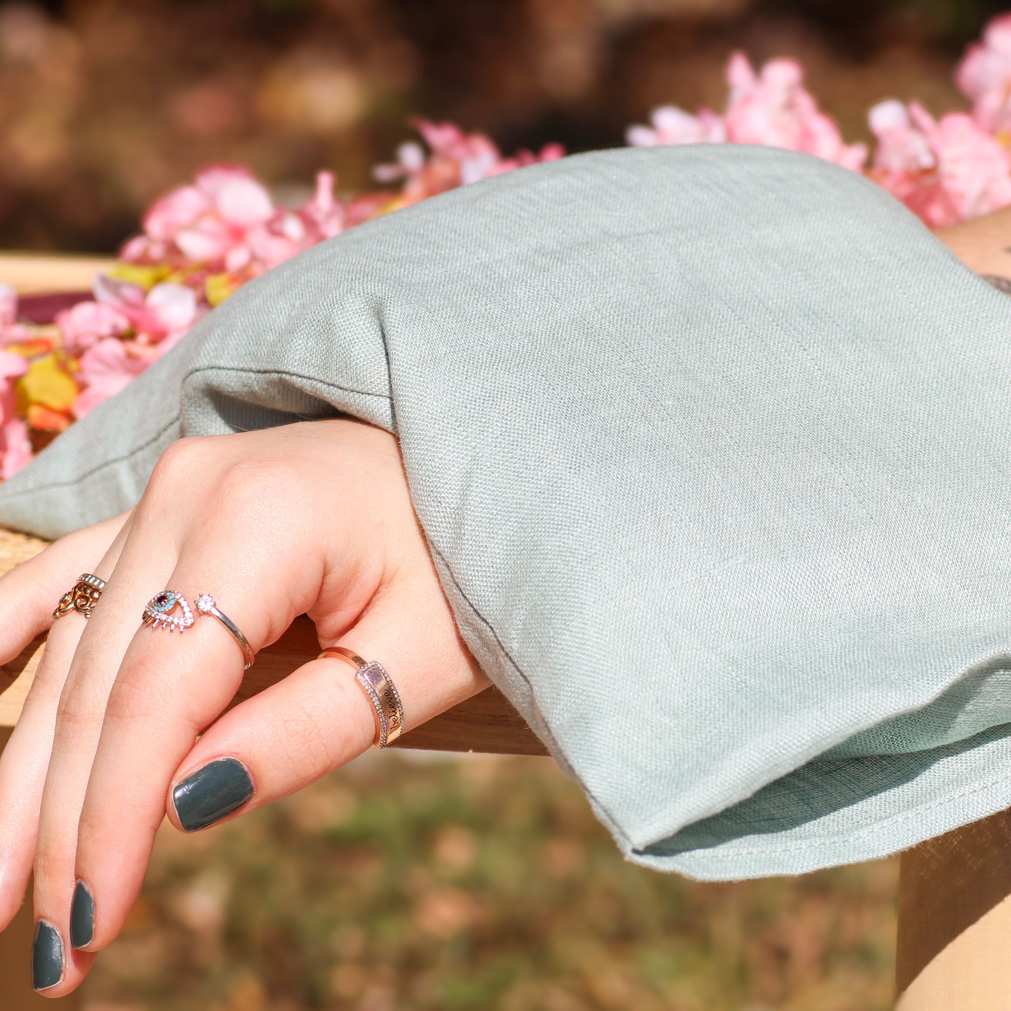 Natural aromatherapy heating pad for pain relief and relaxation Heating pad with essential oils for muscle pain and stress relief All natural aromatherapy heating pad for soothing comfort Aromatherapy bath essentials with heating pad for relaxation Natura